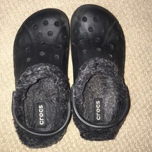 BLACK FUZZY CROCS (authentic)
